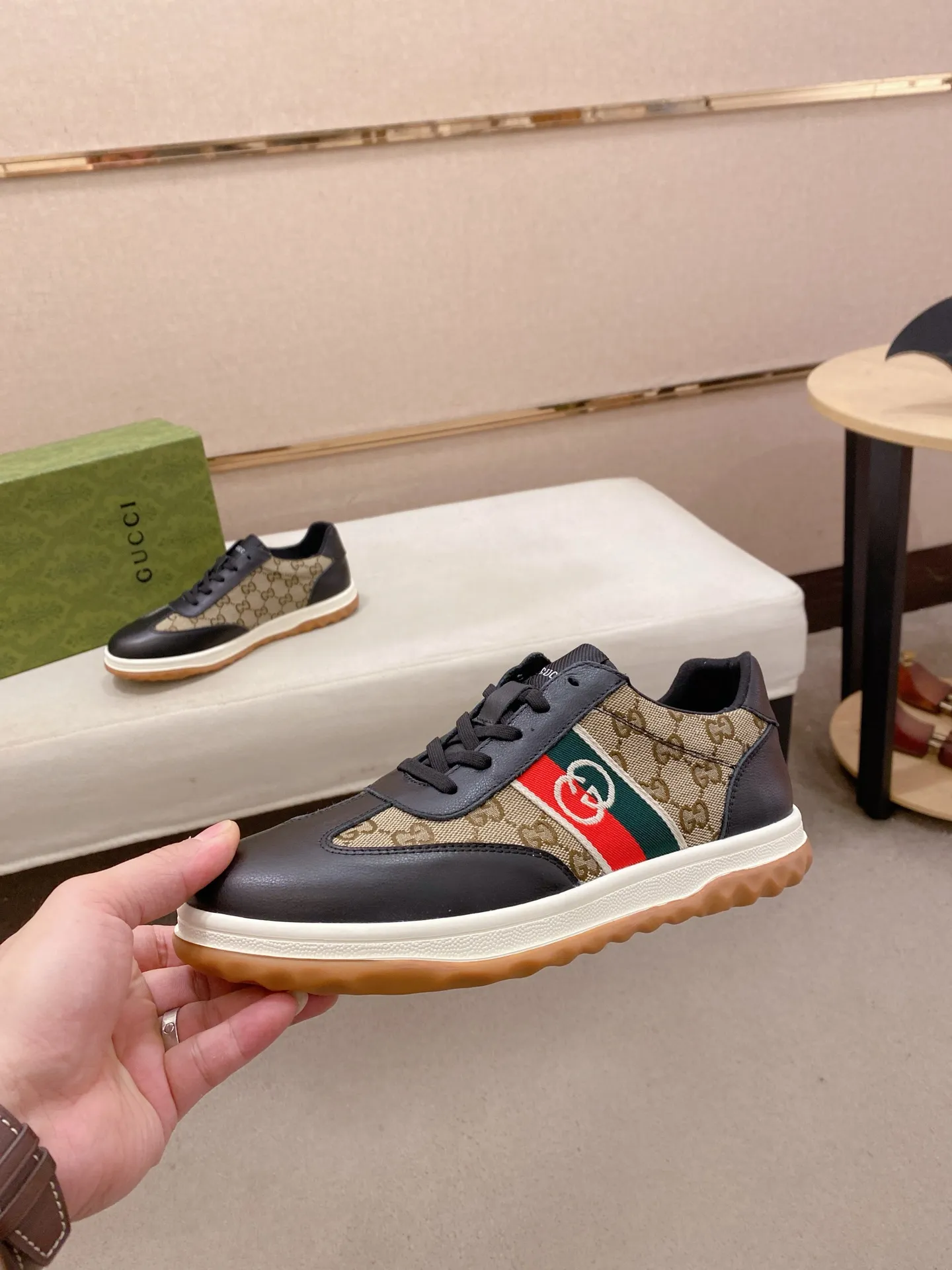 Men's shoes 💰 420 💰 High-quality new GUCCI counters are launched simultaneously. The new men's shoes, 😘fabrics are selected from imported cowhide, and the lining is sheepskin lining. 👍🏿 High-end ☄️ air-cushion molded anti-slip rubber outsole, exquisite lines, simple and elegant, comfortable and high-end for leisure travel. Code number: 38 to 44 (45 can be customized and cannot be returned or exchanged)